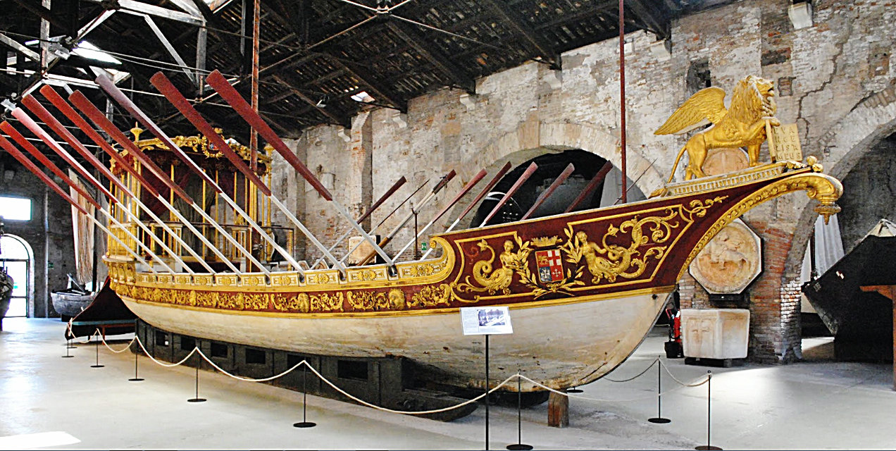 Traditionelle venezianische Boote vom Marinemuseum, italienisches Jugendkomitee UNESCO