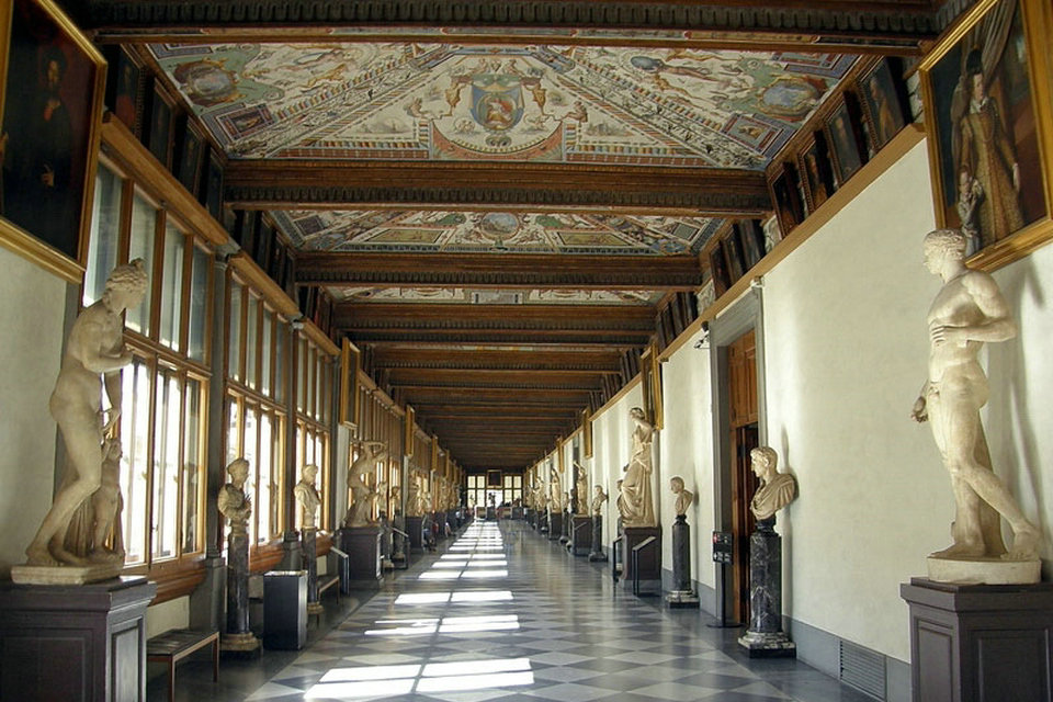 Vestibulo de entrada e corredor leste, Galeria Uffizi