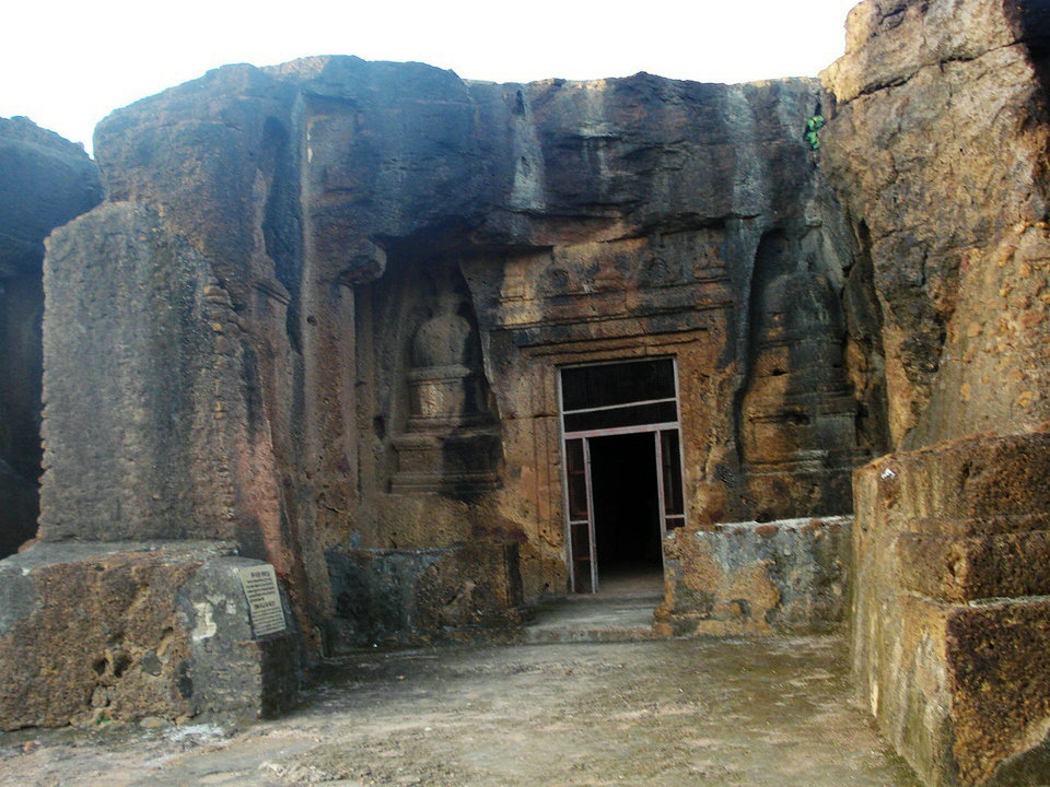Dhamnar-Höhlen