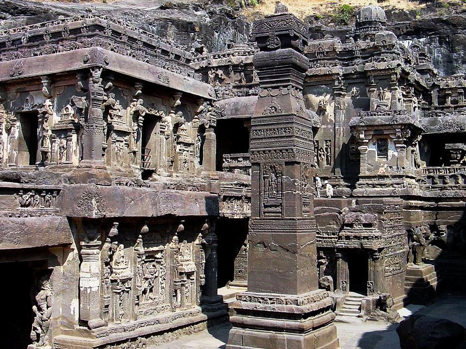 Architettura indiana scavata nella roccia