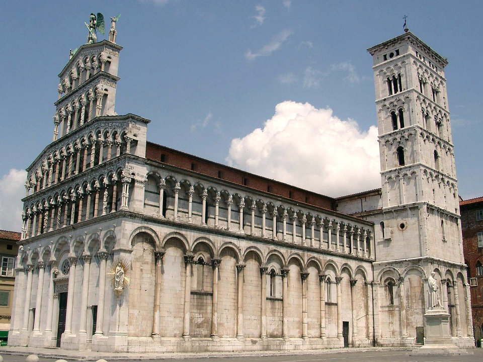 イタリアのロマネスク様式の建築