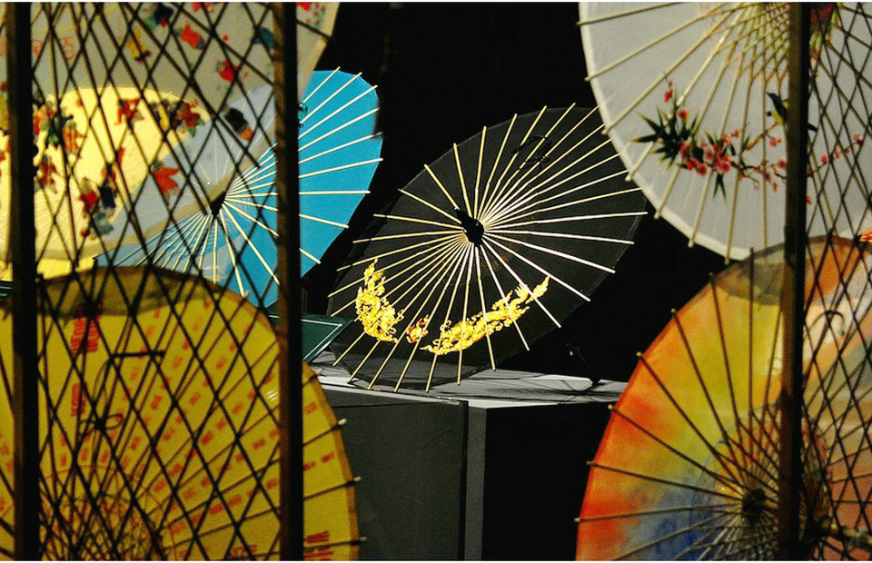 Guarda-chuva de seda do lago ocidental bonito, museu chinês do guarda-chuva