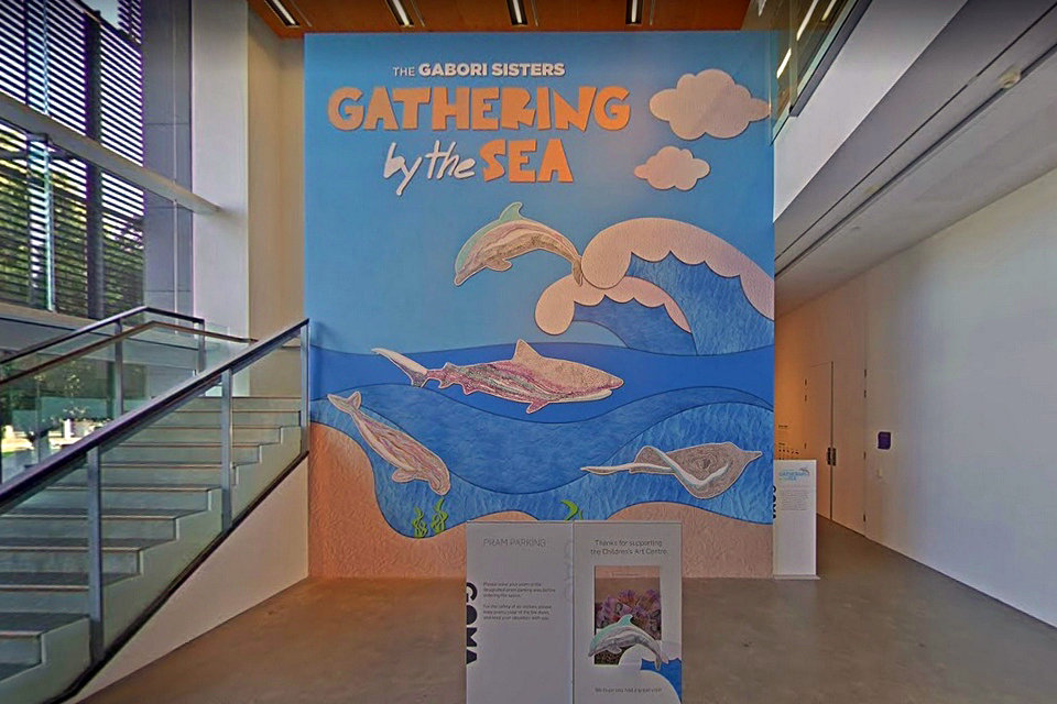 أخوات غابوري: التجمع عبر البحر ، معرض كوينزلاند للفن الحديث