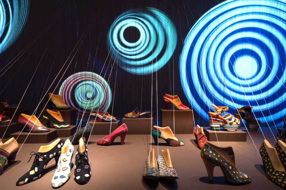 كعب الخنجر: التوازن في الفن والموضة ، فيديو 360 درجة ، متحف سالفاتور فيراغامو
