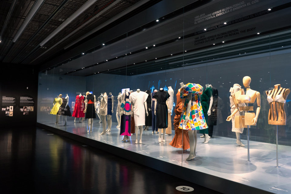 着装打扮：轮廓与时尚1550年至2015年，巴塞罗那设计博物馆