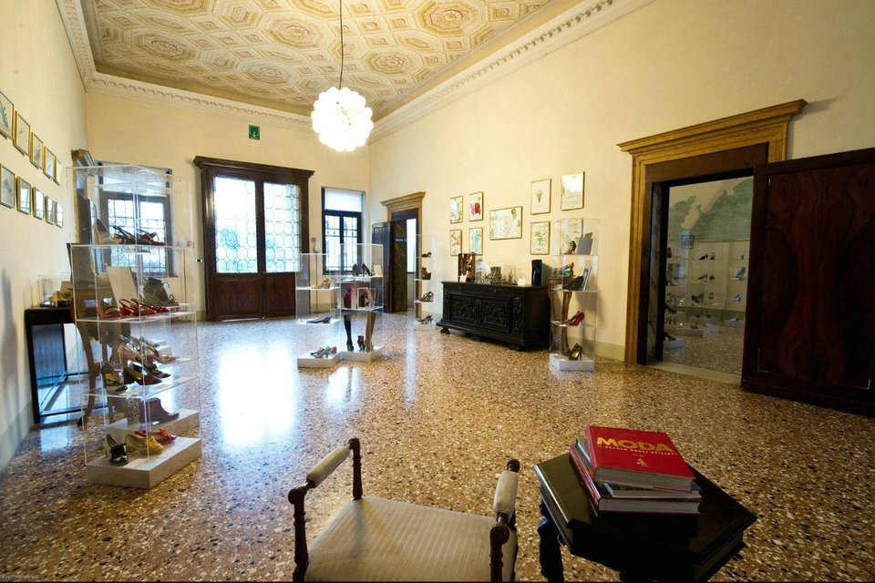 Salle de Donna Karan et Marc Jacobs, Musée de la chaussure de la Villa Foscarini Rossi