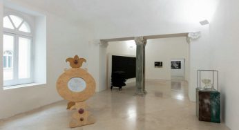 एक संग्रह के अनुरूप। कैम्पैनिया का एक आर्ट आर्काइव, मैड्रे – डोनारेगिना कंटेम्परेरी आर्ट म्यूज़ियम