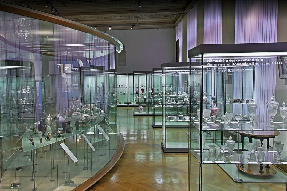 玻璃幻影1946年至2019年，布拉格装饰艺术博物馆