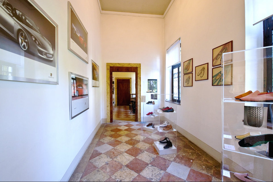 Sala da coleção Porsche Design, Museu do Calçado da Villa Foscarini Rossi
