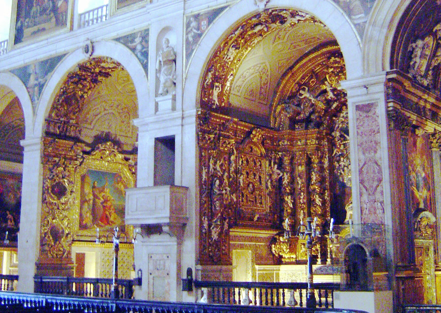 Часовни с обеих сторон, церковь Святого Роха в Лиссабоне