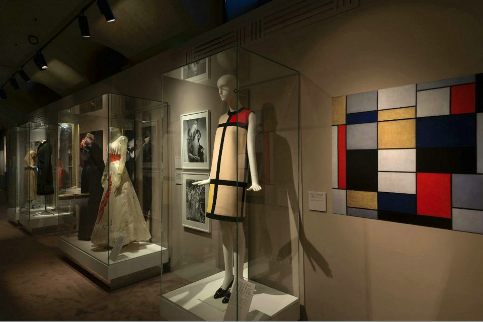 फैशन कला, एक्रॉस कला और फैशन से प्रेरित है, सल्वाटोर फेरागामो संग्रहालय