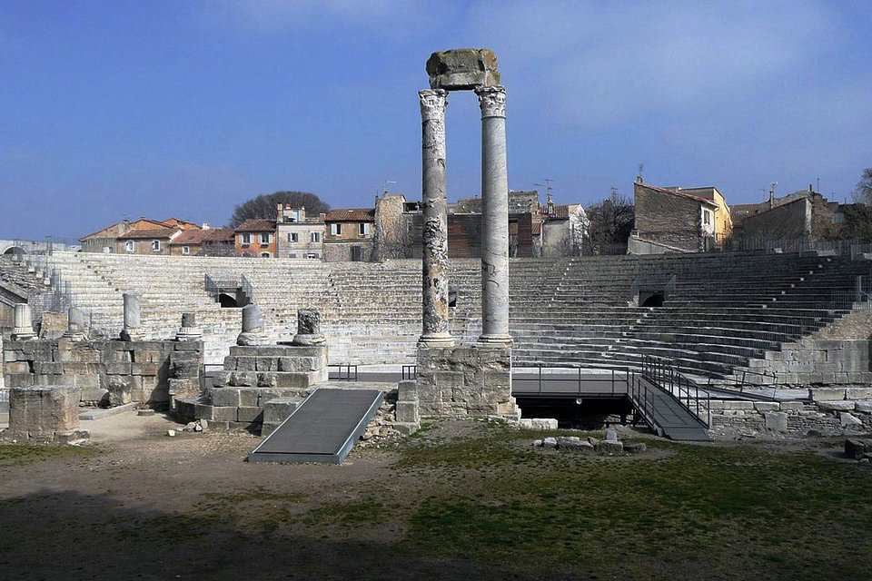 Teatro antigo de Arles, monumentos romanos e Romanos de Arles