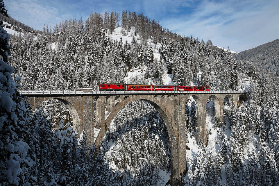 Bahnreiseführer in der Schweiz