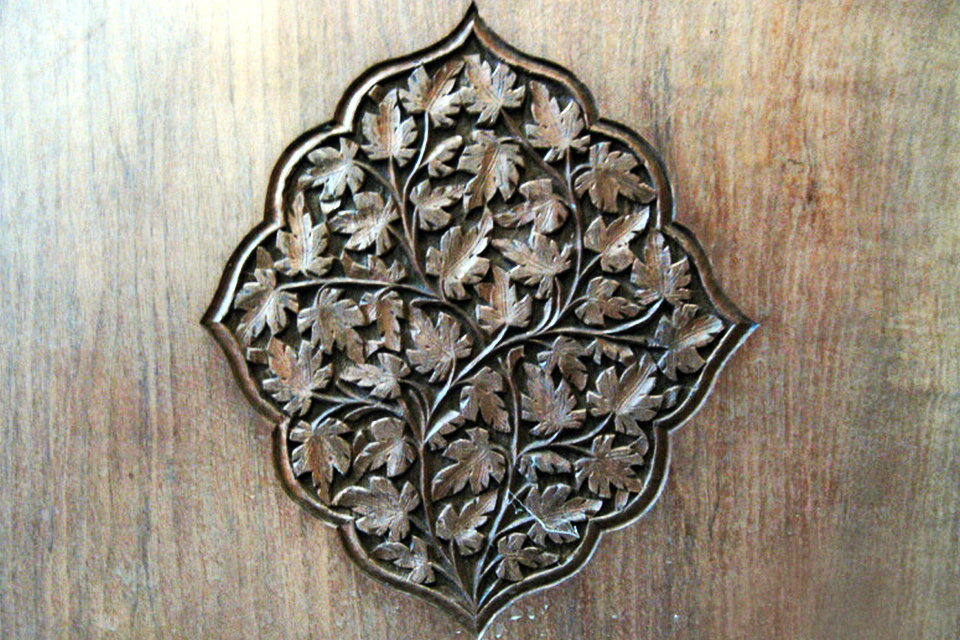 Scultura in legno di noce Kashmir