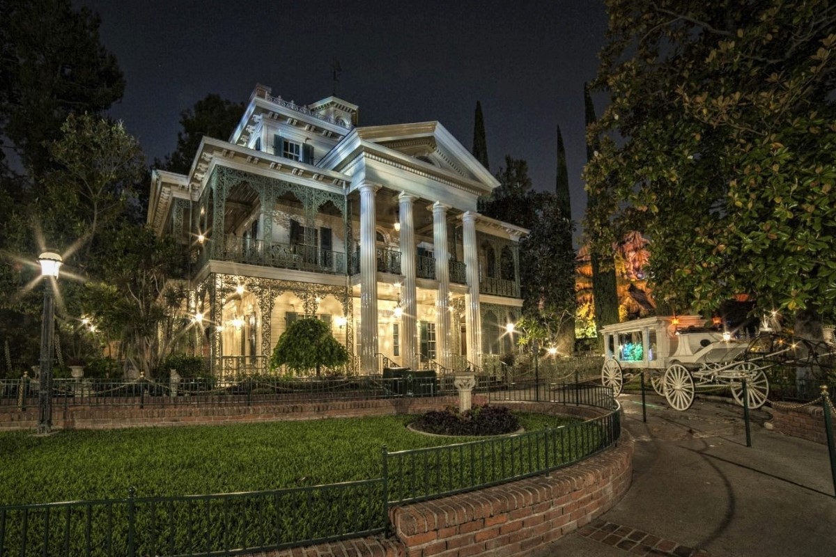 Guide Tour of New Orleans Square, Disneyland Park, California, United States