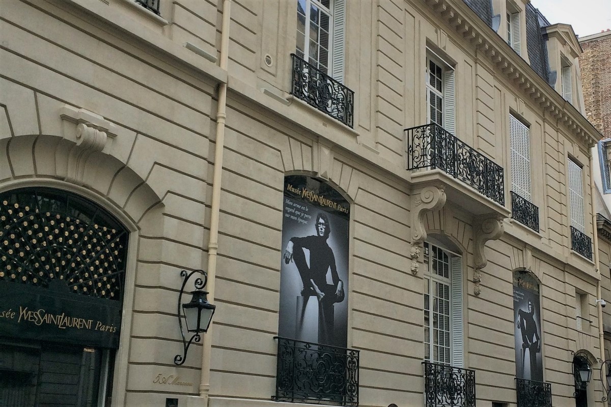 पेरिस, फ्रांस में यवेस सेंट लॉरेंट संग्रहालय का गाइड टूर