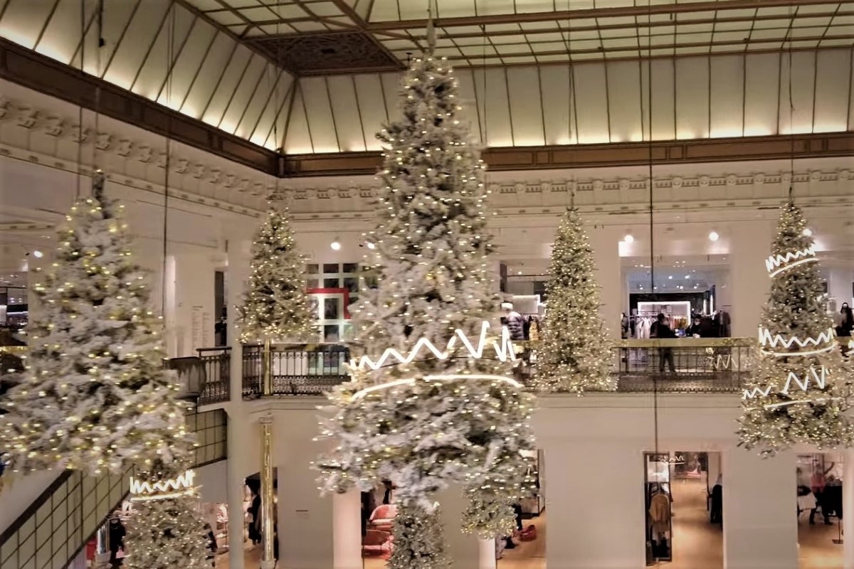 क्रिसमस की खिड़की और ले बॉन मार्चे की सजावट 2020-2021, पेरिस, फ्रांस