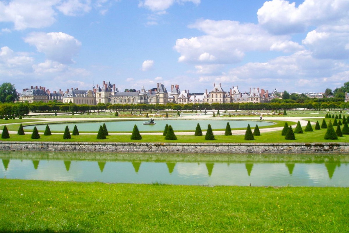 Innenhof und Gärten des Château de Fontainebleau, Seine-et-Marne, Frankreich